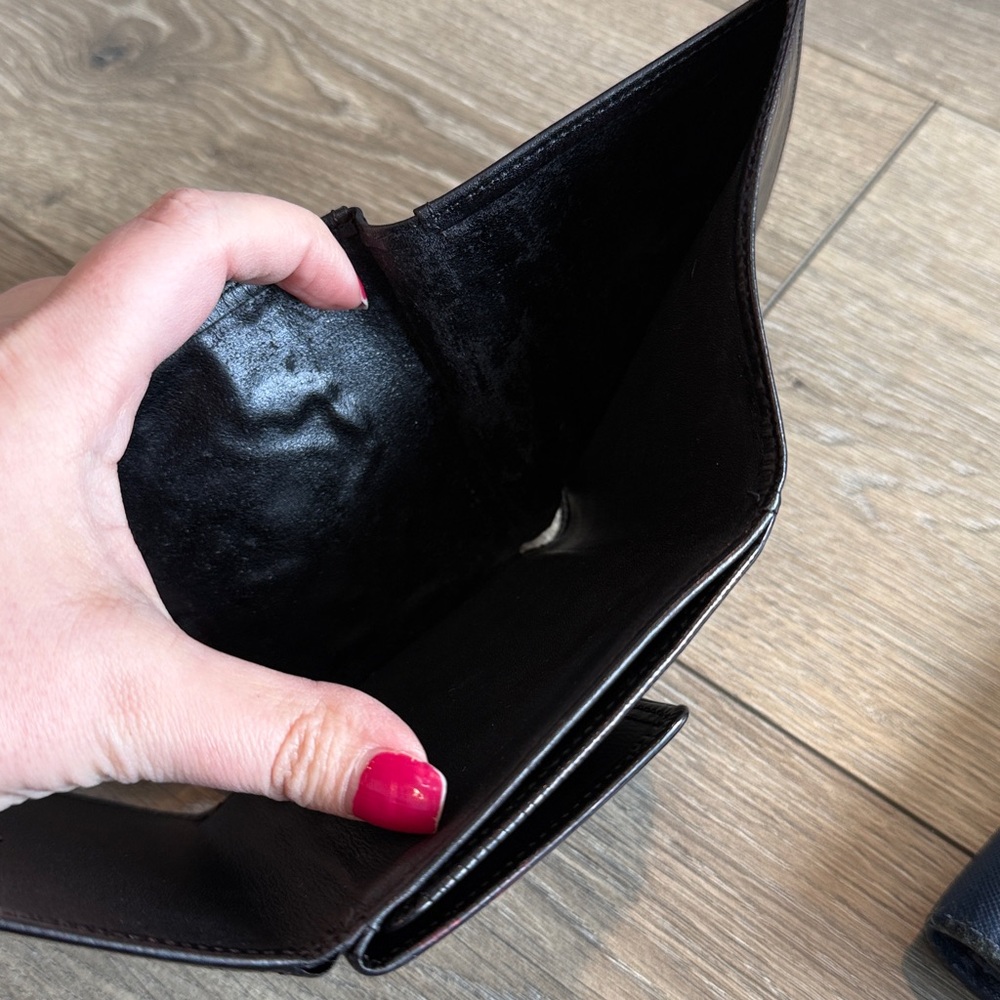 Louis Vuitton Porte-Feuille Elise trifold wallet crafted from black Epi leather - Picture 10 of 13